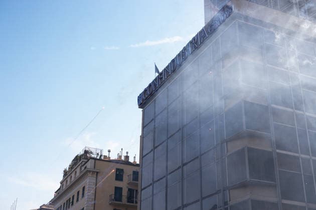 News - Genoa G8 25th anniversary protest Genoa, July 19, 2026, protesters launch fireworks on the Confindustria headquarters in Genoa Genoa City centre Italy Copyright: xMattiaxDavidxRinaldix xLiveMediax LPN_2573736