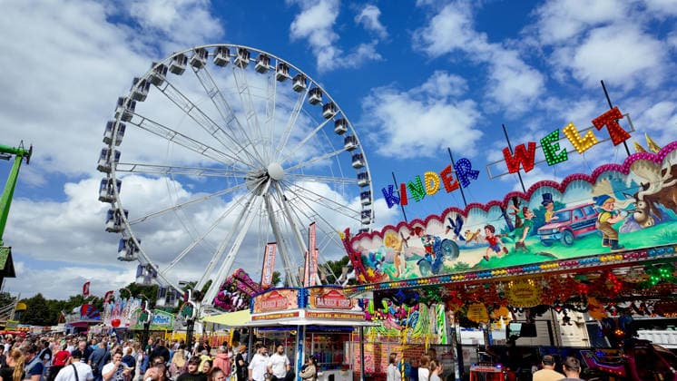Volksfest Send (Sommersend) auf dem Schlossplatz in Münster. Beim Send in Münster handelt es sich um die größte Kirmes im Münsterland. Riesenrad. Münster, Nordrhein-Westfalen, DEU, Deutschland, 19.07.2026 *** Send Sommersend Folk Festival on Schlossplatz in Münster The Send in Münster is the largest fair in the Münsterland region. Münster Ferris wheel, North Rhine-Westphalia, DEU, Germany, July 19, 2026
