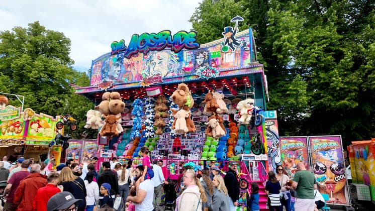 Volksfest Send (Sommersend) auf dem Schlossplatz in Münster. Beim Send in Münster handelt es sich um die größte Kirmes im Münsterland. Losbude. Münster, Nordrhein-Westfalen, DEU, Deutschland, 19.07.2026 *** Send Sommersend Folk Festival on Schlossplatz in Münster. The Send in Münster is the largest fair in the Münsterland region. Raffle booth, Münster, North Rhine-Westphalia, DEU, Germany, July 19, 2026