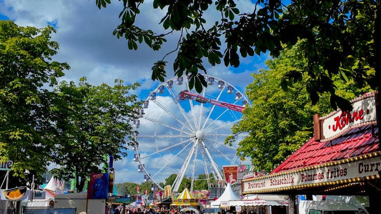 Volksfest Send (Sommersend) auf dem Schlossplatz in Münster. Beim Send in Münster handelt es sich um die größte Kirmes im Münsterland. Riesenrad. Münster, Nordrhein-Westfalen, DEU, Deutschland, 19.07.2026 *** Send Sommersend Folk Festival on Schlossplatz in Münster The Send in Münster is the largest fair in the Münsterland region. Münster Ferris wheel, North Rhine-Westphalia, DEU, Germany, July 19, 2026