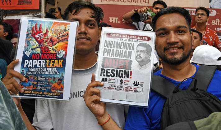 _Cockroach Janata Party (CJP) supporters protest in Mumbai, India - 19 Jul 2026 Protestors hold placards during a demonstration in support of Sonam Wangchuk demanding resignation of Indian Education Minister Dharmendra Pradhan. Climate activist and education reformer Sonam Wangchuk went on a indefinite hunger strike at Delhi s Jantar Mantar to protest against the Indian government and demand the resignation of Indian Education Minister Dharmendra Pradhan following massive exam irregularities and paper leaks in medical entrance exams. Mumbai India Copyright: xAshishxVaishnavx xSOPAxImagesx AVaishnav_Cockroach Janata Party (CJP) supporters protest in Mumbai (8)