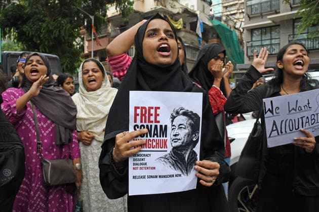 _Cockroach Janata Party (CJP) supporters protest in Mumbai, India - 19 Jul 2026 Protestors hold placards and chant slogans during a demonstration in support of Sonam Wangchuk demanding resignation of Indian Education Minister Dharmendra Pradhan. Climate activist and education reformer Sonam Wangchuk went on a indefinite hunger strike at Delhi s Jantar Mantar to protest against the Indian government and demand the resignation of Indian Education Minister Dharmendra Pradhan following massive exam irregularities and paper leaks in medical entrance exams. Mumbai India Copyright: xAshishxVaishnavx xSOPAxImagesx AVaishnav_Cockroach Janata Party (CJP) supporters protest in Mumbai (14)