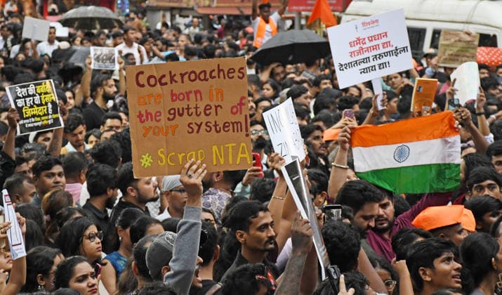 News Themen der Woche KW29 _Cockroach Janata Party (CJP) supporters protest in Mumbai, India - 19 Jul 2026 Protestors hold placards during a demonstration in support of Sonam Wangchuk demanding resignation of Indian Education Minister Dharmendra Pradhan. Climate activist and education reformer Sonam Wangchuk went on a indefinite hunger strike at Delhi s Jantar Mantar to protest against the Indian government and demand the resignation of Indian Education Minister Dharmendra Pradhan following massive exam irregularities and paper leaks in medical entrance exams. Mumbai India Copyright: xAshishxVaishnavx xSOPAxImagesx AVaishnav_Cockroach Janata Party (CJP) supporters protest in Mumbai (17)