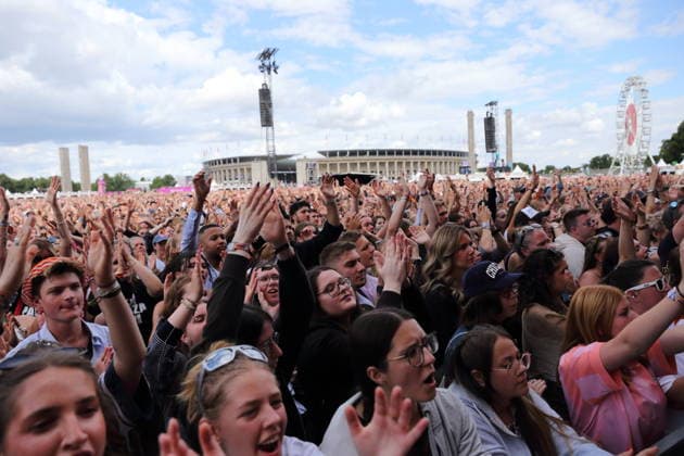 Fans von Zartmann beim Lollapalooza Festival im Olympiapark in Berlin, 19. Juli 2026. Lollapalooza Berlin 2026 *** Zartmann fans at the Lollapalooza Festival in Berlin s Olympic Park, July 19, 2026 Lollapalooza Berlin 2026