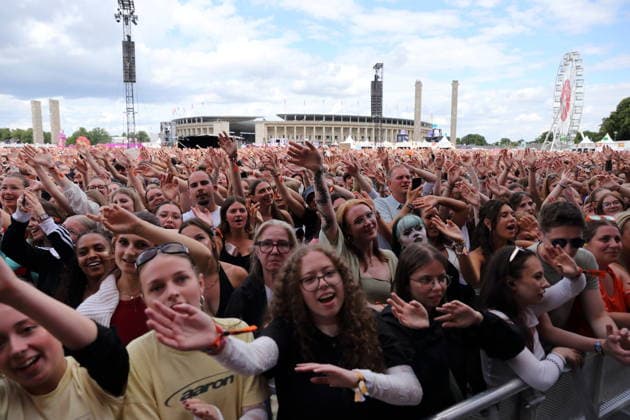 Fans von Zartmann beim Lollapalooza Festival im Olympiapark in Berlin, 19. Juli 2026. Lollapalooza Berlin 2026 *** Zartmann fans at the Lollapalooza Festival in Berlin s Olympic Park, July 19, 2026 Lollapalooza Berlin 2026