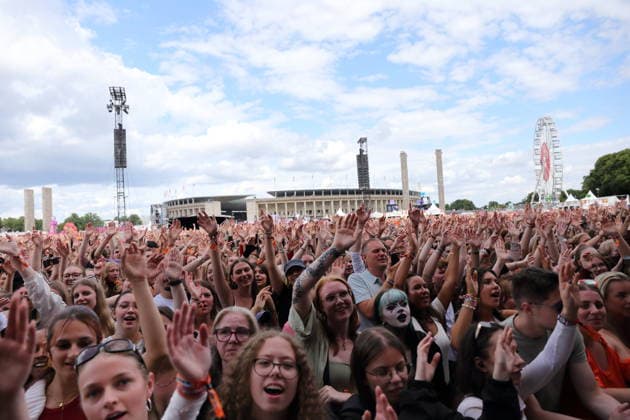Fans von Zartmann beim Lollapalooza Festival im Olympiapark in Berlin, 19. Juli 2026. Lollapalooza Berlin 2026 *** Zartmann fans at the Lollapalooza Festival in Berlin s Olympic Park, July 19, 2026 Lollapalooza Berlin 2026