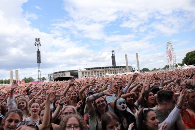 Fans von Zartmann beim Lollapalooza Festival im Olympiapark in Berlin, 19. Juli 2026. Lollapalooza Berlin 2026 *** Zartmann fans at the Lollapalooza Festival in Berlin s Olympic Park, July 19, 2026 Lollapalooza Berlin 2026