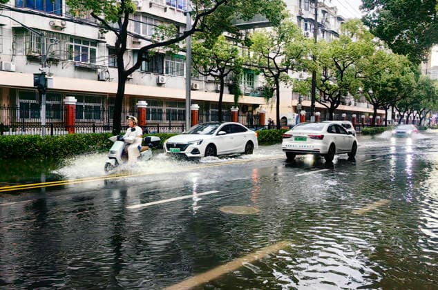 SHANGHAI, CHINA - JULY 19: Cars drive through flooded street due to heavy rainstorms on July 19, 2026 in Shanghai, China. Heavy rain caused severe waterlogging in roads and residential areas in Shanghai s Yangpu District. Shanghai Meteorological Observatory upgraded the rainstorm alert from yellow to orange for the central urban area at 14:35 on July 19.  Copyright: xVCGx 111655264431