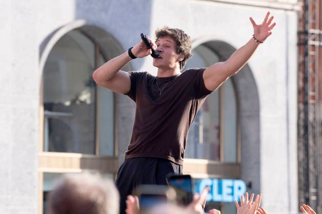 Wincent Weiss live auf dem Musikfestival Moon&Stars 2026 auf der Piazza Grande. Locarno, 19.07.2026 *** Wincent Weiss live at the Moon Stars 2026 Music Festival on Piazza Grande in Locarno, July 19, 2026 Foto:xA.xRaemyx xFuturexImagex weiss_6714