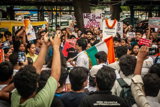 Protest held in solidarity with hospitalized activist Sonam Wangchuk in Jamshedpur - 19 Jul 2026 Protesters hold placards during a demonstration. The protest was organized in solidarity with the Indian activist Sonam Wangchuk, who was on a hunger strike at Jantar Mantar, Delhi, and recently got taken to the hospital by the Delhi Police because of his deteriorating health, which led to a nationwide protest. Sonam is demanding the resignation of Indian Minister of Education Dharmendra Pradhan because of recent NEET paper leaks which effected lakhs of students nationwide in India. Jamshedpur India Copyright: xYousufxSarfarazx xSOPAxImagesx EDUCATION_PROTEST_YSARFARAZ-20