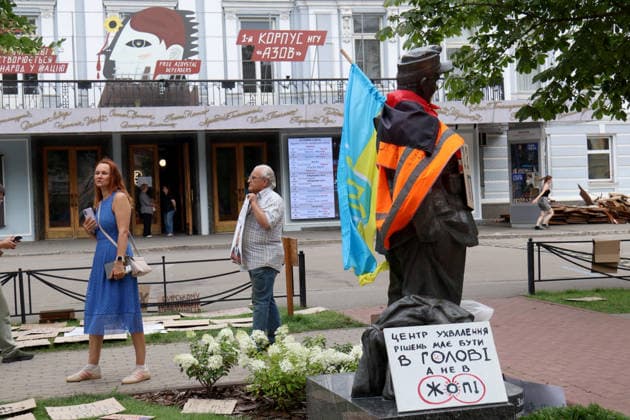 Day Four of protest action against dismissal of Mykhailo Fedorov in Kyiv People walk past the monument to Ukrainian theatre director, film and theatre actor Hnat Yura during a protest action against the dismissal of Ukrainian Defence Minister Mykhailo Fedorov in the square outside the Ivan Franko National Academic Drama Theatre and near the Office of the President, Kyiv, Ukraine, July 19, 2026., Credit:Pavlo Bahmut Ukrinform Avalon Ukraine, Kyiv  Copyright: xPavloxBahmutx xUkrinformx xAvalonx 1117512906