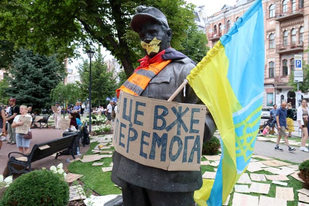 Day Four of protest action against dismissal of Mykhailo Fedorov in Kyiv The monument to Ukrainian theatre director, film and theatre actor Hnat Yura features a national flag and a placard reading This Is Already a Victory during a protest action against the dismissal of Ukrainian Defence Minister Mykhailo Fedorov in the square outside the Ivan Franko National Academic Drama Theatre and near the Office of the President, Kyiv, Ukraine, July 19, 2026., Credit:Pavlo Bahmut Ukrinform Avalon Ukraine, Kyiv  Copyright: xPavloxBahmutx xUkrinformx xAvalonx 1117512965