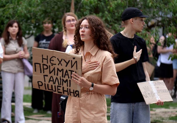 Day Four of protest action against dismissal of Mykhailo Fedorov in Kyiv A woman with a placard and other demonstrators perform the national anthem with placards during a protest action against the dismissal of Ukrainian Defence Minister Mykhailo Fedorov in Ivana Franka Square outside the Ivan Franko National Academic Drama Theatre and near the Office of the President, Kyiv, Ukraine, July 19, 2026., Credit:Pavlo Bahmut Ukrinform Avalon Ukraine, Kyiv  Copyright: xPavloxBahmutx xUkrinformx xAvalonx 1117513114