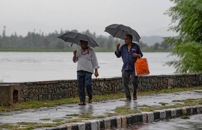July 20, 2026, Srinagar, Jammu And Kashmir, India: People hold umbrella during heavy rainfall on the banks of Dal lake in Srinagar.Torrential rain unleashed flash floods and landslides in Pir Panjal region of J&Ks Poonch and Rajouri districts Sunday, killing at least 14 people, leaving several missing and burying homes under walls of water, rock and mud that barrelled down mountain slopes. Officials said the toll could rise as rescuers searched for those trapped beneath debris. Srinagar India  - ZUMAz120 20260720_zip_z120_015 Copyright: xBasitxZargarx