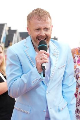 Ausverkauft war die IWS Arena bei der 8. Staffel der beliebten Livesendung. Ross Antony - Immer wieder sonntags Ausverkauft war die IWS Arena bei der 8. Staffel der beliebten Livesendung. Deutschland, Rust, Europapark, 19.07.2026 *** The IWS Arena was sold out for the 8th season of the popular live show *Ross Antony: Every Sunday Again*. The IWS Arena was sold out for the 8th season of the popular live show Germany, Rust, Europapark, July 19, 2026 SP_GHR