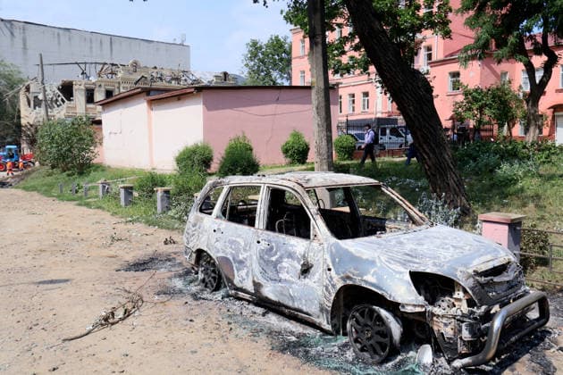 A burnt-out car is in the street in the Shevchenkivskyi district after a large-scale overnight Russian missile attack, Kyiv, Ukraine, July 19, 2026. The Russian army launched a massive attack on the capital with ballistic missiles. According to the State Emergency Service of Ukraine, an 89-year-old woman was killed and 15 people were injured. Falling debris and fires were reported in five districts of the city, while a direct hit was recorded at the underpass near Lukianivska metro station. (Photo by Pavlo Bahmut Ukrinform) Russian missile hits underground passage near Lukianivska metro station in Kyiv  Copyright: xPavloxBahmutx
