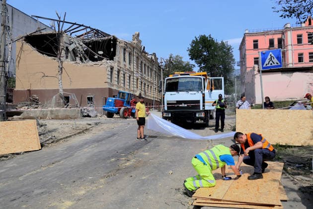 Residents receive OSB boards to seal shattered windows in the Shevchenkivskyi district after a large-scale overnight Russian missile attack, Kyiv, Ukraine, July 19, 2026. The Russian army launched a massive attack on the capital with ballistic missiles. According to the State Emergency Service of Ukraine, an 89-year-old woman was killed and 15 people were injured. Falling debris and fires were reported in five districts of the city, while a direct hit was recorded at the underpass near Lukianivska metro station. (Photo by Pavlo Bahmut Ukrinform) Russian missile hits underground passage near Lukianivska metro station in Kyiv  Copyright: xPavloxBahmutx