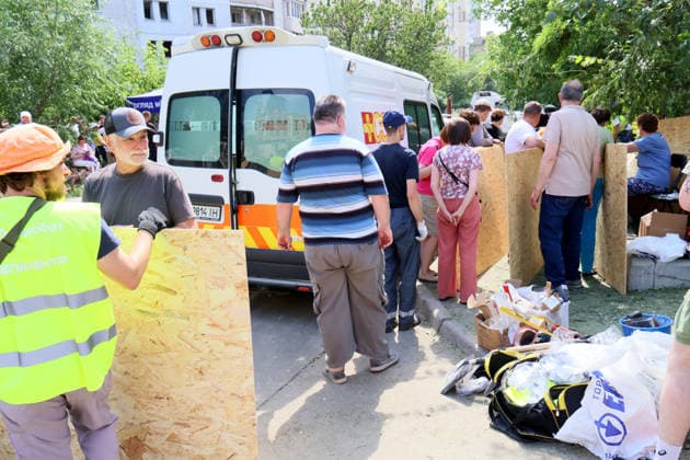 Residents receive OSB boards to seal shattered windows in the Shevchenkivskyi district after a large-scale overnight Russian missile attack, Kyiv, Ukraine, July 19, 2026. The Russian army launched a massive attack on the capital with ballistic missiles. According to the State Emergency Service of Ukraine, an 89-year-old woman was killed and 15 people were injured. Falling debris and fires were reported in five districts of the city, while a direct hit was recorded at the underpass near Lukianivska metro station. (Photo by Pavlo Bahmut Ukrinform) Russian missile hits underground passage near Lukianivska metro station in Kyiv  Copyright: xPavloxBahmutx