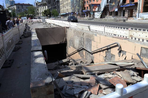 A pedestrian underpass near the Lukianivska metro station in the Shevchenkivskyi district lies destroyed after a Russian missile strike, Kyiv, Ukraine, July 19, 2026. The Russian army launched a massive attack on the capital with ballistic missiles. According to the State Emergency Service of Ukraine, an 89-year-old woman was killed and 15 people were injured. Falling debris and fires were reported in five districts of the city, while a direct hit was recorded at the underpass near Lukianivska metro station. (Photo by Pavlo Bahmut Ukrinform) Russian missile hits underground passage near Lukianivska metro station in Kyiv  Copyright: xPavloxBahmutx