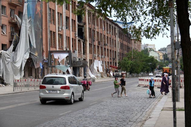 Pedestrians cross Yuriia Illienka Street near the Lukianivska metro station in the Shevchenkivskyi district after a large-scale overnight Russian missile attack, Kyiv, Ukraine, July 19, 2026. The Russian army launched a massive attack on the capital with ballistic missiles. According to the State Emergency Service of Ukraine, an 89-year-old woman was killed and 15 people were injured. Falling debris and fires were reported in five districts of the city, while a direct hit was recorded at the underpass near Lukianivska metro station. (Photo by Pavlo Bahmut Ukrinform) Russian missile hits underground passage near Lukianivska metro station in Kyiv  Copyright: xPavloxBahmutx