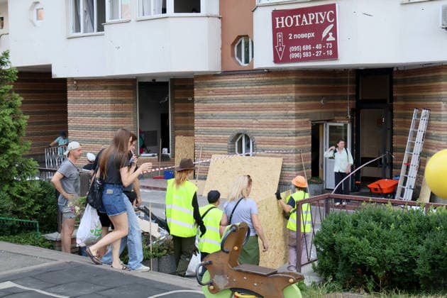 People go down the steps outside an apartment block in the Shevchenkivskyi district after a large-scale overnight Russian missile attack, Kyiv, Ukraine, July 19, 2026. The Russian army launched a massive attack on the capital with ballistic missiles. According to the State Emergency Service of Ukraine, an 89-year-old woman was killed and 15 people were injured. Falling debris and fires were reported in five districts of the city, while a direct hit was recorded at the underpass near Lukianivska metro station. (Photo by Pavlo Bahmut Ukrinform) Russian missile hits underground passage near Lukianivska metro station in Kyiv  Copyright: xPavloxBahmutx