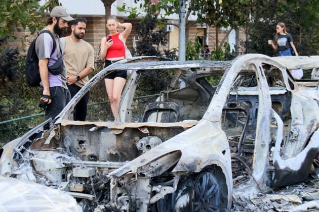 Russian missile hits underground passage near Lukianivska metro station in Kyiv People look at a burnt-out car in the Shevchenkivskyi district after a large-scale overnight Russian missile attack, Kyiv, Ukraine, July 19, 2026. The Russian army launched a massive attack on the capital with ballistic missiles. According to the State Emergency Service of Ukraine, an 89-year-old woman was killed and 15 people were injured. Falling debris and fires were reported in five districts of the city, while a direct hit was recorded at the underpass near Lukianivska metro station., Credit:Pavlo Bahmut Ukrinform Avalon Ukraine, Kyiv  Copyright: xPavloxBahmutx xUkrinformx xAvalonx 1117530155
