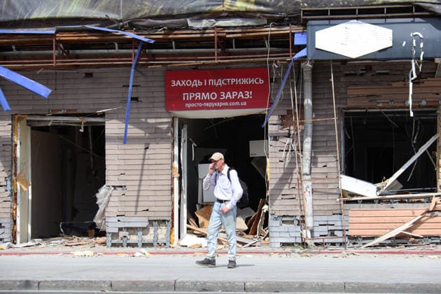 Russian missile hits underground passage near Lukianivska metro station in Kyiv A man stands outside a damaged the hairdresser s in the Shevchenkivskyi district after a large-scale overnight Russian missile attack, Kyiv, Ukraine, July 19, 2026. The Russian army launched a massive attack on the capital with ballistic missiles. According to the State Emergency Service of Ukraine, an 89-year-old woman was killed and 15 people were injured. Falling debris and fires were reported in five districts of the city, while a direct hit was recorded at the underpass near Lukianivska metro station., Credit:Pavlo Bahmut Ukrinform Avalon Ukraine, Kyiv  Copyright: xPavloxBahmutx xUkrinformx xAvalonx 1117530171