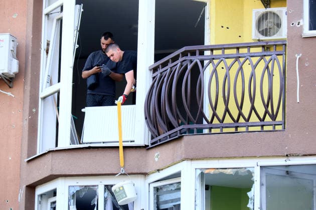 Russian missile hits underground passage near Lukianivska metro station in Kyiv Two men remove debris through a shattered window in an apartment block in the Shevchenkivskyi district after a large-scale overnight Russian missile attack, Kyiv, Ukraine, July 19, 2026. The Russian army launched a massive attack on the capital with ballistic missiles. According to the State Emergency Service of Ukraine, an 89-year-old woman was killed and 15 people were injured. Falling debris and fires were reported in five districts of the city, while a direct hit was recorded at the underpass near Lukianivska metro station., Credit:Pavlo Bahmut Ukrinform Avalon Ukraine, Kyiv  Copyright: xPavloxBahmutx xUkrinformx xAvalonx 1117530334