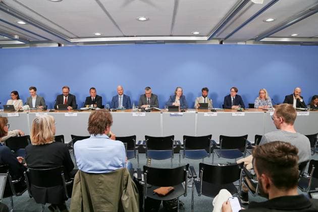 Berlin, Deutschland, 20.07.2026: Haus der Bundespressekonferenz: Regierungspressekonferenz: Wegen Umbaumaßnahmen in einem anderen Raum als üblich (L-R) unter anderem: Kerstin Schraff (BMG), Tim-Niklas Wentzel (BMWE), Lars Harmsen (BMF), Göran Swistek (BMVg), Josef Hinterseher (AA), Stefan Kornelius (BPA), Angela Wefers (BPK), Leonard Kaminski (BMI), Vincent Kirschner (BMJV), Martina Martens (BMAS), Bastian Zimmermann (BMUKN) *** Berlin, Germany, July 20, 2026, Federal Press Conference Center, Government Press Conference. Due to renovation work, the event will take place in a different room than usual. Attendees included, among others, Kerstin Schraff (BMG), Tim Niklas Wentzel (BMWE), Lars Harmsen (BMF), Göran Swistek (BMVg), Josef Hinterseh Copyright: xdtsxNachrichtenagenturx dts_128040