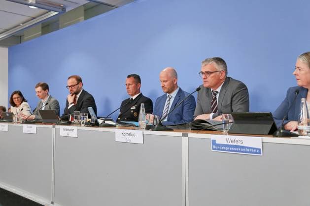 Berlin, Deutschland, 20.07.2026: Haus der Bundespressekonferenz: Regierungspressekonferenz: Wegen Umbaumaßnahmen in einem anderen Raum als üblich (L-R) unter anderem: Kerstin Schraff (BMG), Tim-Niklas Wentzel (BMWE), Lars Harmsen (BMF), Göran Swistek (BMVg), Josef Hinterseher (AA), Stefan Kornelius (BPA), Angela Wefers (BPK) *** Berlin, Germany, July 20, 2026, Federal Press Conference Center, Government Press Conference. Due to renovation work, the event will be held in a different room than usual. Attendees included, among others, Kerstin Schraff (BMG), Tim Niklas Wentzel (BMWE), Lars Harmsen (BMF), Göran Swistek (BMVg), Josef Hinterseher (AA), Stefan Kornelius (BPA), Angela Wefers (BPK) Copyright: xdtsxNachrichtenagenturx dts_128041