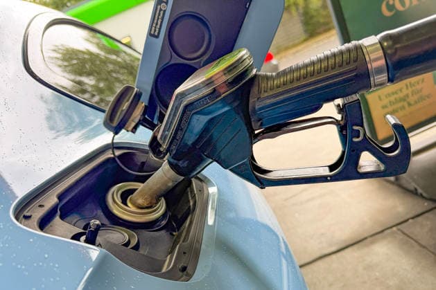 Wie ist die weitere Entwicklung der Spritpreise? Die Spritpreise ziehen weiter an. Die neue Woche und gleichzeitig der erste Sommerferientag in NRW startet bereits vor 12:00 Uhr hochpreisig. Ein blaues Auto wird an einer Tankstelle betankt. Die Tankpistole befindet sich im Tank eines Fahrzeuges. Tankstelle am 20.07.2026 in Siegen Deutschland. *** What’s the outlook for gas prices? Gas prices continue to rise. The new week—and, at the same time, the first day of summer vacation in North Rhine-Westphalia—is already off to a high-price start before 12:00 p.m. A blue car is being filled up at a gas station. The gas nozzle is in the vehicle’s gas tank. Gas station on July July 2026 in Siegen, Germany