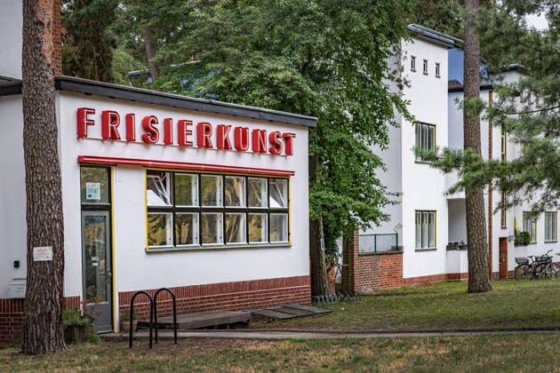 Berlin Steglitz-Zehlendorf; Waldsiedlung Zehlendorf an Riemeisterstraße Argentinische Allee. Aufnahme in die Liste UNESCO Weltkulturerbe ist geplant; Siedlung im Bauhausstil - 20.07.2026 Zehlendorf *** Berlin Steglitz Zehlendorf Waldsiedlung Zehlendorf on Riemeisterstraße and Argentinische Allee; planned for inclusion on the UNESCO World Heritage List; Bauhaus-style housing estate; July 20, 2026; Zehlendorf