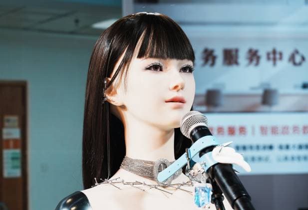2026 WAIC Held in Shanghai A beautiful robot sings for the audience at the 2026 World Artificial Intelligence Conference in Shanghai, China on July 20, 2026. Shanghai Shanghai China  Copyright: xCFOTOx i1784570727666