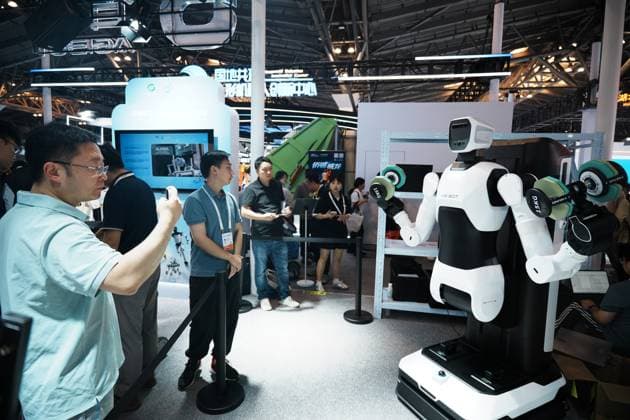 2026 WAIC Held in Shanghai Viewers watch a humanoid robot perform weightlifting at the 2026 World Artificial Intelligence Conference in Shanghai, China on July 20, 2026. Shanghai Shanghai China  Copyright: xCFOTOx i1784570729097