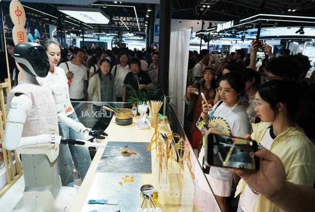 2026 WAIC Held in Shanghai Viewers watch humanoid robots perform sugar painting for the audience at the 2026 World Artificial Intelligence Conference in Shanghai, China on July 20, 2026. Shanghai Shanghai China  Copyright: xCFOTOx i1784570729948