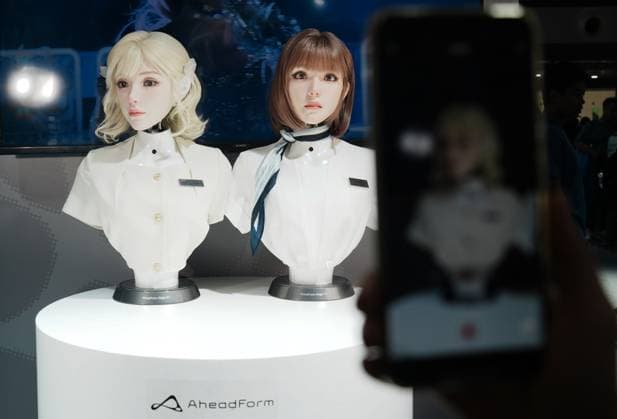 2026 WAIC Held in Shanghai The audience filmed a beautiful robot at the 2026 World Artificial Intelligence Conference in Shanghai, China on July 20, 2026. Shanghai Shanghai China  Copyright: xCFOTOx i1784570730324