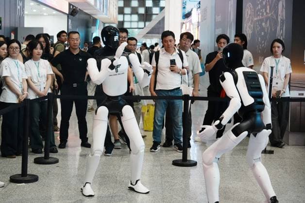 2026 WAIC Held in Shanghai Viewers watch humanoid robots showcase their skills at the 2026 World Artificial Intelligence Conference in Shanghai, China on July 20, 2026. Shanghai Shanghai China  Copyright: xCFOTOx i1784570730671