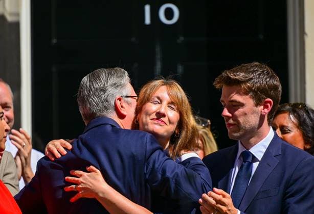 Sir Keir Starmer departs as outgoing Prime Minister, Downing Street, London, UK - 20 Jul 2026 Keir Starmer gives his final address as Prime Minister outside No.10 Downing Street and hugs Rachel Reeves Sir Keir Starmer departs as outgoing Prime Minister, Downing Street, London, UK - 20 Jul 2026, Credit:Victoria Jones Shutterstock PA ROTA - B68 Avalon United Kingdom, London, Downing Street  Copyright: xVictoriaxJones Shutterstockx xPAxROTAx-xB68x xAvalonx 1117541223