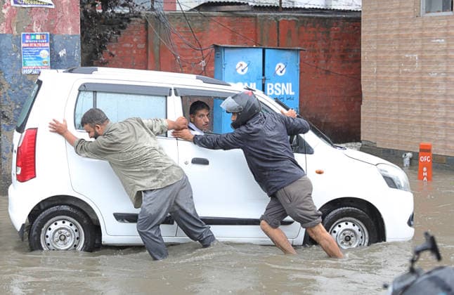 Rain in Srinagar People push a stranded vehicle through a waterlogged street after heavy rainfall in Srinagar. July, 20, 2026. Srinagar India  Copyright: xMatrixxImagessx DanishxIsmailx