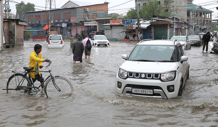 Rain in Srinagar Vehicles move through a waterlogged street after heavy rainfall in Srinagar. July, 20, 2026. Srinagar India  Copyright: xMatrixxImagessx DanishxIsmailx