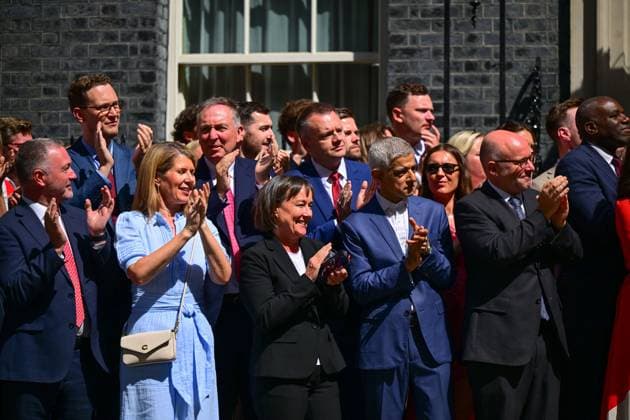 Sir Keir Starmer departs as outgoing Prime Minister, Downing Street, London, UK - 20 Jul 2026 Supporters, friends and staff in Downing Street after Keir Starmer s final address as Prime Minister Sir Keir Starmer departs as outgoing Prime Minister, Downing Street, London, UK - 20 Jul 2026, Credit:Victoria Jones Shutterstock PA ROTA - B68 Avalon United Kingdom, London, Downing Street  Copyright: xVictoriaxJones Shutterstockx xPAxROTAx-xB68x xAvalonx 1117545127