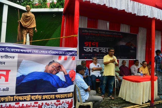 July 20, 2026, Siliguri, West Bengal, India: Supporters and activists of Siliguri Anti-Fascism Citizen Forum stage a protest and solidarity for Cockroach Janata Party (CJP) protest and Activists Sonam Wangchuk protesting over education policies in Delhi , as they also support and express solidarity against baton charge ,protest over education policies in Siliguri. Siliguri India - ZUMAd209 20260720_znp_d209_005 Copyright: xDiptenduxDuttax
