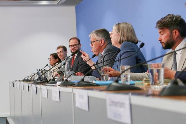 Berlin, Deutschland, 20.07.2026: Haus der Bundespressekonferenz: Regierungspressekonferenz: Wegen Umbaumaßnahmen in einem anderen Raum als üblich (L-R) unter anderem: Kerstin Schraff (BMG), Tim-Niklas Wentzel (BMWE), Lars Harmsen (BMF), Stefan Kornelius (BPA), Angela Wefers (BPK), Leonard Kaminski (BMI) *** Berlin, Germany, July 20, 2026, Federal Press Conference Building, Government Press Conference. Due to renovation work, the event will take place in a different room than usual. Attendees included, among others, Kerstin Schraff (BMG), Tim Niklas Wentzel (BMWE), Lars Harmsen (BMF), Stefan Kornelius (BPA), Angela Wefers (BPK), and Leonard Kaminski (BMI) Copyright: xdtsxNachrichtenagenturx dts_128045