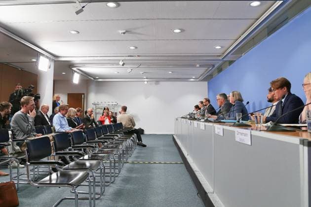 Berlin, Deutschland, 20.07.2026: Haus der Bundespressekonferenz: Regierungspressekonferenz: Wegen Umbaumaßnahmen in einem anderen Raum als üblich, Stefan Kornelius (rechts) hört einer Frage von Corinna Buschow (links am Mikro) zu. *** Berlin, Germany, July 20, 2026, Federal Press Conference Building, Government Press Conference. Due to renovations, the event is being held in a different room than usual. Stefan Kornelius (right) listens to a question from Corinna Buschow (left) at the microphone. Copyright: xdtsxNachrichtenagenturx dts_128049