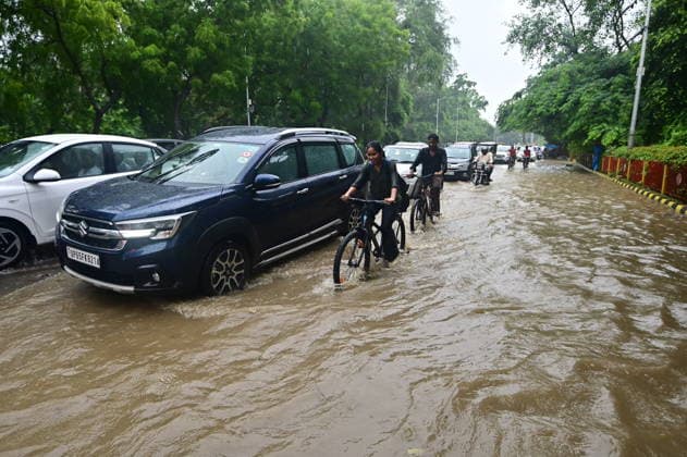 July 20, 2026, Prayagraj, Uttar Pradesh, India: Prayagraj: Vehicle wades trough a waterlogged road after heavy rain, in Prayagraj on Monday, July 20, 2026. Prayagraj India - ZUMAv115 20260720_zap_v115_035 Copyright: xPrabhatxKumarxVermax