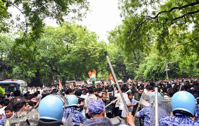 RPF personnel & police use lathis for crowd control as protesters gathered for CJP s protest march clashed with RPF personnel New Delhi, Jul 20 (ANI): RPF personnel & police use lathis for crowd control as protesters gathered for CJP s protest march clashed with RPF personnel at Jantar Mantar; in New Delhi on Monday. (ANI Video Grab) New Delhi Delhi India Copyright: xANIx ANI_20260720068