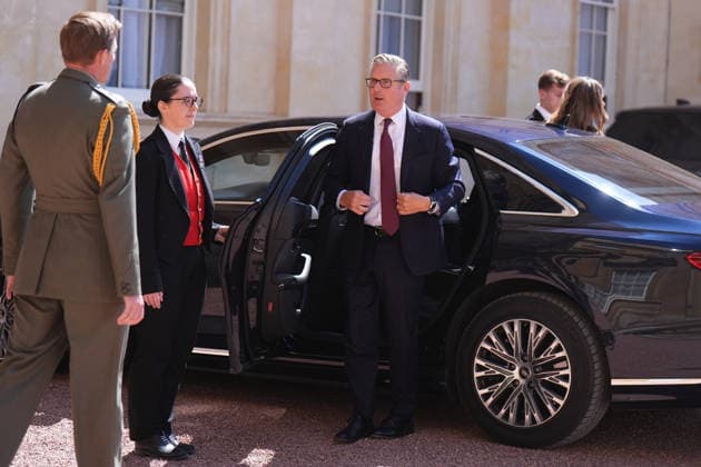 Andy Burnham becomes new PM King Charles III s Equerry, Major Ben Rigby (left) greets outgoing Prime Minister Sir Keir Starmer as he arrives at Buckingham Palace, London, for an audience with King Charles III where he will formally resign as Prime Minister after losing the Labour leadership contest to Andy Burnham who will become the new Prime Minister. Picture date: Monday July 20, 2026., Credit:Aaron Chown PA ROTA - B68 Avalon UK, London  Copyright: xAaronxChownx xPAxROTAx-xB68x xAvalonx 1117556218