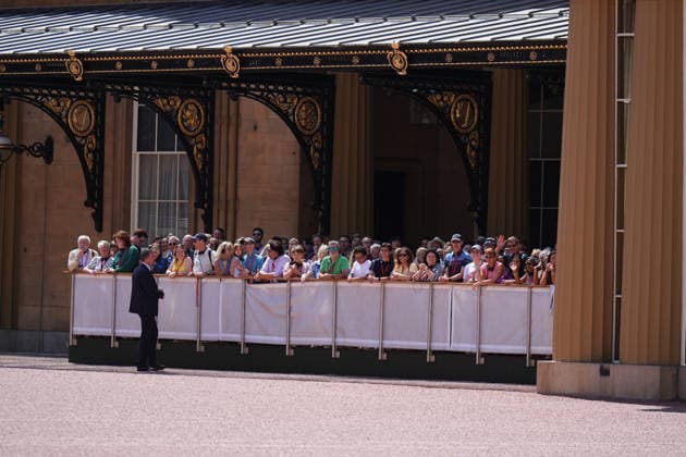 Andy Burnham becomes new PM Members of the public watch as Prime Minister Andy Burnham and his wife Marie-France van Heel, leave Buckingham Palace in London after an audience with King Charles III, where he was invited to become Prime Minister and form a new government. Picture date: Monday July 20, 2026., Credit:Aaron Chown PA ROTA - B68 Avalon UK, London  Copyright: xAaronxChownx xPAxROTAx-xB68x xAvalonx 1117556829