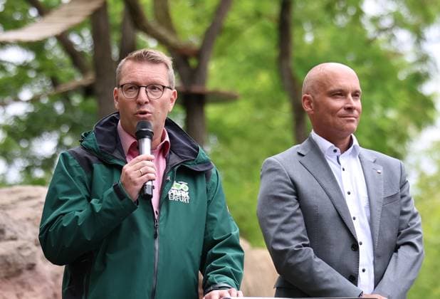 Thueringer Zoopark Erfurt 20.07.2026, Erfurt, Thueringer Zoopark, Eroeffnung der neuen Anlage der Roten Pandas und Stachelschweine im Bild: Zoodirektor Jan Schleinitz haelt eine Rede zur Eroeffnung, rechts Oberbuergermeister Andreas Horn *** Thuringian Zoopark Erfurt, July 20, 2026, Erfurt, Thuringian Zoopark: Opening of the new red panda and porcupine enclosure. Pictured: Zoo Director Jan Schleinitz delivering a speech at the opening; on the right, Mayor Andreas Horn