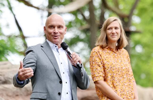 Thueringer Zoopark Erfurt 20.07.2026, Erfurt, Thueringer Zoopark, Eroeffnung der neuen Anlage der Roten Pandas und Stachelschweine im Bild: Oberbuergermeister Andreas Horn, dahinter zoologischen Leiterin Tina Risch *** Thuringian Zoopark Erfurt, July 20, 2026, Erfurt, Thuringian Zoopark, opening of the new red panda and porcupine enclosure; pictured: Mayor Andreas Horn, with Zoological Director Tina Risch behind him